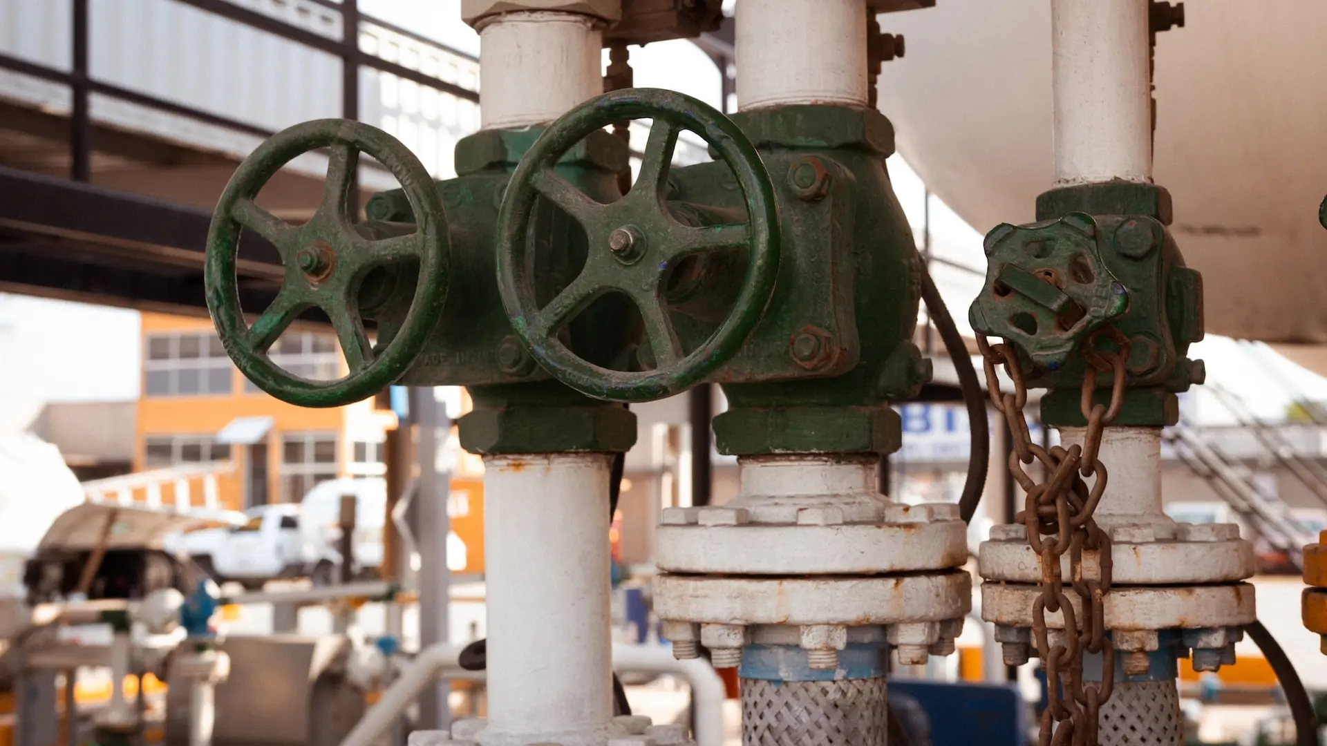 a close up of a couple of valves on a pole